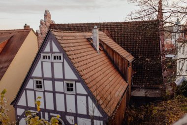 Eski Avrupa şehrinin kırmızı kiremit çatısı