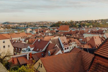 Eski Avrupa şehrinin kırmızı kiremit çatısı