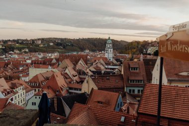 MEISSEN, Almanya - 14 Kasım 2017: Eski Avrupa kenti Meissen 'in kırmızı kiremit çatıları