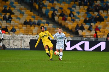 KYIV, UKRAINE - 11 Mart 2021: 5 orta saha oyuncusu Daniel Parejo UEFA Avrupa Ligi Dinamo Kyiv-Villarreal maçında 29 orta saha oyuncusu Vitaliy Buyalskiy 'e karşı Kyiv