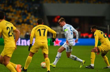 KYIV, UKRAINE - 11 Mart 2021: 5 orta saha oyuncusu Serhiy Sydorchuk UEFA Avrupa Ligi Dinamo Kyiv-Villarreal maçı sırasında Kyiv 'deki NSC Olimpiyatları' nda