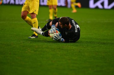 KYIV, UKRAINE - 11 Mart 2021: 1 kaleci Georgiy Bushchan UEFA Avrupa Ligi Dinamo Kyiv-Villarreal maçında Kyiv 'deki NSC Olimpiyatında kurtardıktan sonra