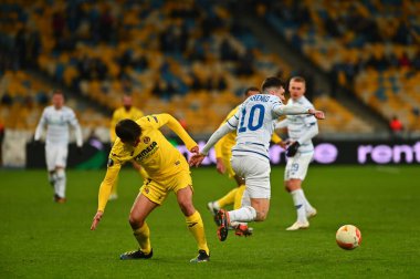 KYIV, UKRAINE - 11 Mart 2021: 7 forvet Gerard Moreno 10 orta saha oyuncusu Mykola Shaparenko 'ya karşı UEFA Avrupa Ligi Dinamo Kyiv' in Kyiv 'deki NSC Olimpiyatında Villarreal' e karşı oynadığı maçta