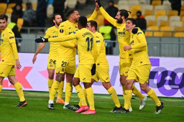 KYIV, UKRAINE - 11 Mart 2021: 3 defans oyuncusu Raul Albiol, UEFA Avrupa Ligi Dinamo Kyiv 'in Kyiv' deki NSC Olimpiyatları 'nda Villarreal' e karşı oynadığı maçta takımının golünü attıktan sonra kutluyor.