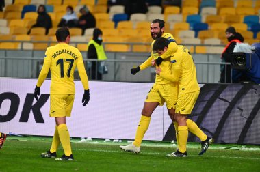 KYIV, UKRAINE - 11 Mart 2021: 3 defans oyuncusu Raul Albiol, UEFA Avrupa Ligi Dinamo Kyiv 'in Kyiv' deki NSC Olimpiyatları 'nda Villarreal' e karşı oynadığı maçta takımının golünü attıktan sonra kutluyor.