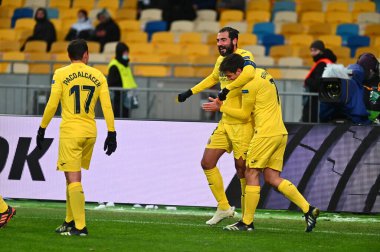KYIV, UKRAINE - 11 Mart 2021: 3 defans oyuncusu Raul Albiol, UEFA Avrupa Ligi Dinamo Kyiv 'in Kyiv' deki NSC Olimpiyatları 'nda Villarreal' e karşı oynadığı maçta takımının golünü attıktan sonra kutluyor.
