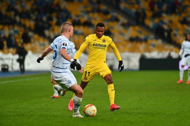 KYIV, UKRAINE - 11 Mart 2021: 11 Orta saha oyuncusu Samu Chukwueze UEFA Avrupa Ligi Dinamo Kyiv-Villarreal maçı sırasında Kyiv 'deki NSC Olimpiyatları' nda