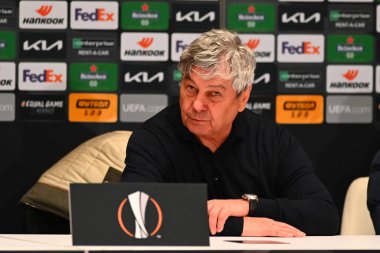 KYIV, UKRAINE - 11 Mart 2021: UEFA Avrupa Ligi Dinamo Kyiv-Villarreal maçı sırasında Kyiv 'de düzenlenen basın toplantısında teknik direktör Mircea Lucescu