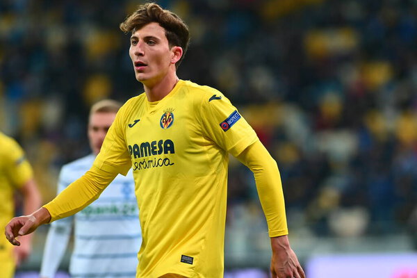 КИЕВ, УКРАИНА - 11 марта 2021: 4 защитник По Торрес во время матча Лиги Европы УЕФА "Динамо" Киев - Вильярреал на Олимпиаде в Киеве