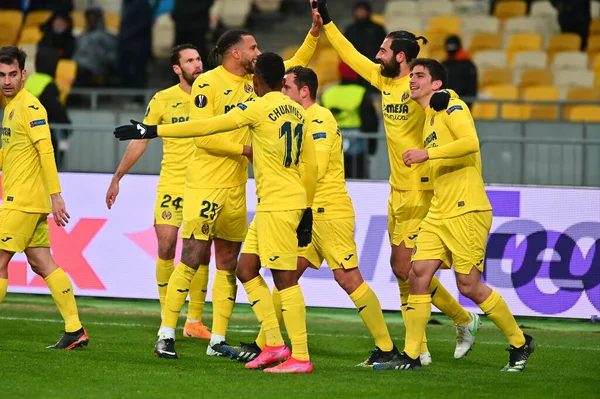 KYIV, UKRAINE - 11 Mart 2021: 3 defans oyuncusu Raul Albiol, UEFA Avrupa Ligi Dinamo Kyiv 'in Kyiv' deki NSC Olimpiyatları 'nda Villarreal' e karşı oynadığı maçta takımının golünü attıktan sonra kutluyor.