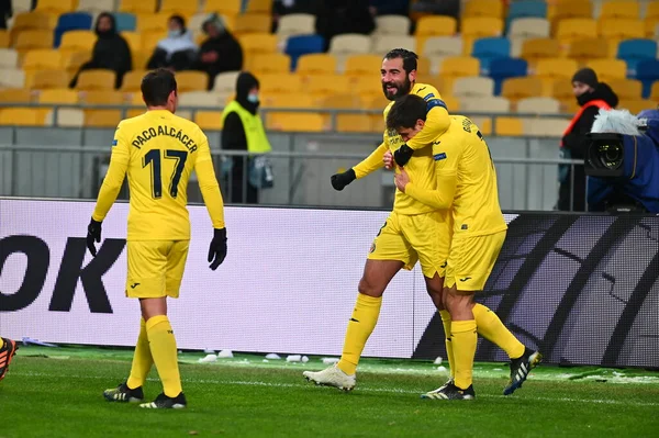 KYIV, UKRAINE - 11 Mart 2021: 3 defans oyuncusu Raul Albiol, UEFA Avrupa Ligi Dinamo Kyiv 'in Kyiv' deki NSC Olimpiyatları 'nda Villarreal' e karşı oynadığı maçta takımının golünü attıktan sonra kutluyor.