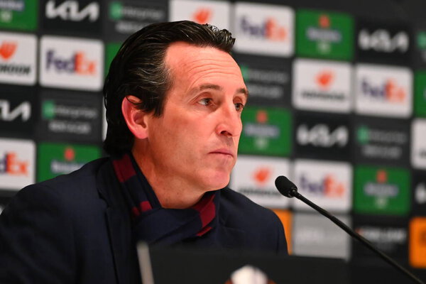 КИЕВ, УКРАИНА - 11 марта 2021 года: Тренер Унай Эмери во время пресс-конференции матча Лиги Европы УЕФА "Динамо Киев" - Вильярреал на Олимпийском стадионе в Киеве