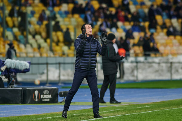 КИЕВ, Украина - 11 марта 2021 года: Тренер Унай Эмери во время матча Лиги Европы УЕФА "Динамо" Киев - Вильярреал на Олимпиаде в Киеве