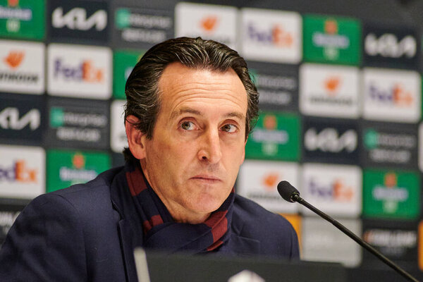 Киев, Украина - 11 марта 2021 года: тренер Унай Эмери во время пресс-конференции матча Лиги Европы "Динамо киев" против "Вилларреала" на Олимпиаде в Кьеве