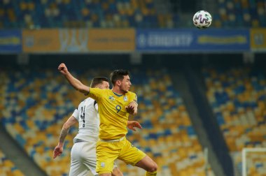 KYIV, UKRAINE - 28 Mart 2021: 4 savunma oyuncusu Joona Toivio - 9 ileri Roman Yaremchuk. Dünya Kupası D Grubu elemeleri futbol karşılaşması 2022 Ukrayna Finlandiya 'ya karşı.