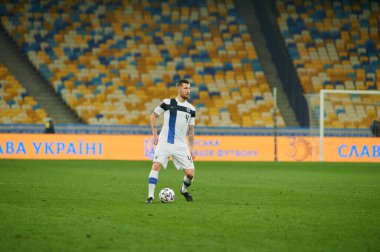 KYIV, UKRAINE - 28 Mart 2021: 4 defans oyuncusu Joona Toivio. Dünya Kupası D Grubu elemeleri futbol karşılaşması 2022 Ukrayna Finlandiya 'ya karşı.