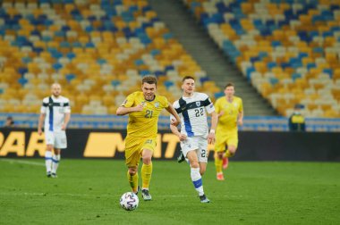 KYIV, UKRAINE - 28 Mart 2021 Savunma oyuncusu Oleksandr Karavayev, Dünya Kupası D Grubu ön eleme karşılaşması 2022 Ukrayna - Finlandiya