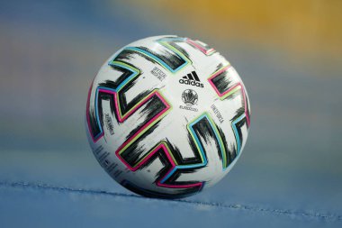 KYIV, UKRAINE - 28 Mart 2021: resmi adidas topu. Dünya Kupası D Grubu elemeleri futbol karşılaşması 2022 Ukrayna Finlandiya 'ya karşı.