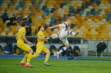 KYIV, UKRAINE - 28 Mart 2021 forvet Joel Pohjanpalo 21 savunma oyuncusu Oleksandr Karavayev 'e karşı. Dünya Kupası D Grubu elemeleri futbol karşılaşması 2022 Ukrayna Finlandiya 'ya karşı.