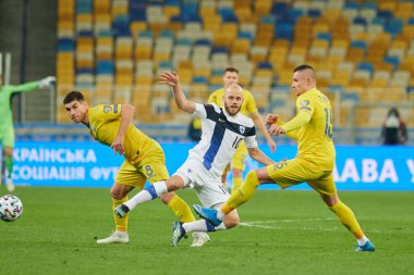 KYIV, UKRAINE - 28 Mart 2021: 10 forvet Teemu Pukki 8 orta saha oyuncusu Ruslan Malinovskyi ve 15 orta saha oyuncusu Oleksandr Zubkov. Dünya Kupası D Grubu elemeleri futbol karşılaşması 2022 Ukrayna Finlandiya 'ya karşı.