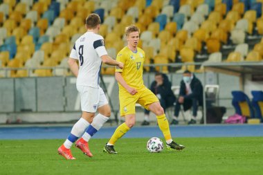 KYIV, UKRAINE - 28 Mart 2021: 17 Orta saha oyuncusu Oleksandr Zinchenko, 2022 Dünya Kupası D Grubu eleme karşılaşmasında Finlandiya 'ya karşı oynanan karşılaşmada saldırıya uğradı.