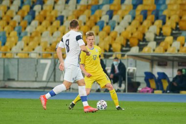 KYIV, UKRAINE - 28 Mart 2021: 17 Orta saha oyuncusu Oleksandr Zinchenko, 2022 Dünya Kupası D Grubu eleme karşılaşmasında Finlandiya 'ya karşı oynanan karşılaşmada saldırıya uğradı.