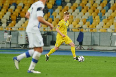 KYIV, UKRAINE - 28 Mart 2021: 17 Orta saha oyuncusu Oleksandr Zinchenko, 2022 Dünya Kupası D Grubu eleme karşılaşmasında Finlandiya 'ya karşı oynanan karşılaşmada saldırıya uğradı.