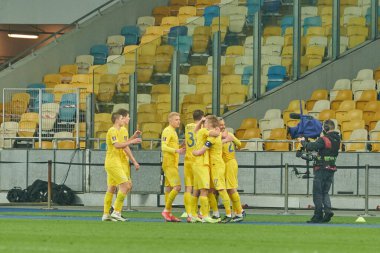 KYIV, UKRAINE - 28 Mart 2021: Ukrayna oyuncuları skor golünü kutluyor. Dünya Kupası D Grubu elemeleri futbol karşılaşması 2022 Ukrayna Finlandiya 'ya karşı.
