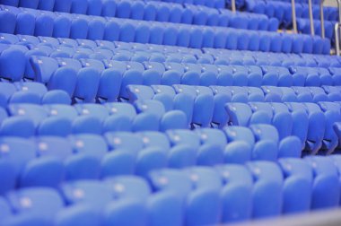 Stadyumdaki boş mavi plastik koltuk. Spor arkaplanı