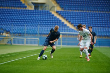 KHARKIV, UKRAINE - 14 Nisan 2021: Profesyonel futbol liginin futbol maçı. FC Metal Harkiv FC Peremoha 'ya karşı