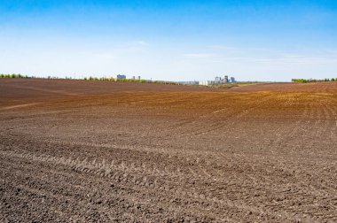 Tarım arazisi, ekilebilir ekin tarlası. Tarıma elverişli topraklar, tarla sürme ve ekin yetiştirme kapasitesine sahip geçici tarım ürünlerinin altındaki topraklardır..