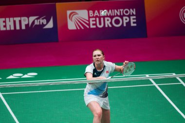 KYIV, UKRAINE - 30 Nisan 2021: Julie Dawall JAKOBSEN badminton maçı sırasında. 2020 Avrupa Şampiyonası. Çeyrek final raundu. 