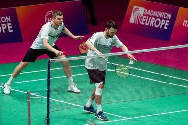 KYIV, UKRAINE - 30 Nisan 2021: Marcus ELLIS ve Chris LANGRIDGE badminton maçı sırasında. 2020 Avrupa Şampiyonası. Çeyrek final raundu. 