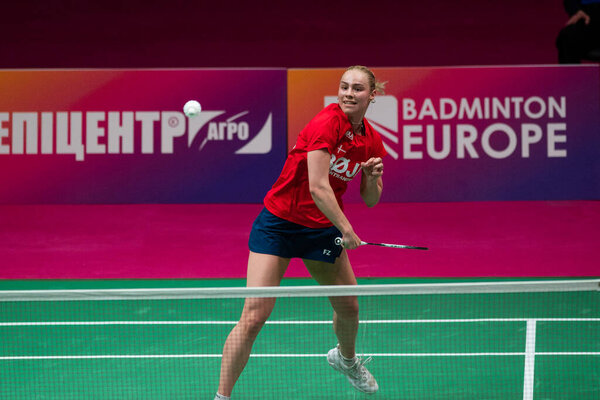 КИЕВ, УКРАИНА - 30 апреля 2021: Александра БОЙ во время матча по бадминтону. Чемпионат Европы 2020. Четвертьфинальный раунд. 