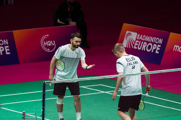 КИЕВ, Украина - 30 апреля 2021 года: Маркус Эллис и Крис ЛАНГРИДЖ во время матча по бадминтону. Чемпионат Европы 2020. Четвертьфинальный раунд. 