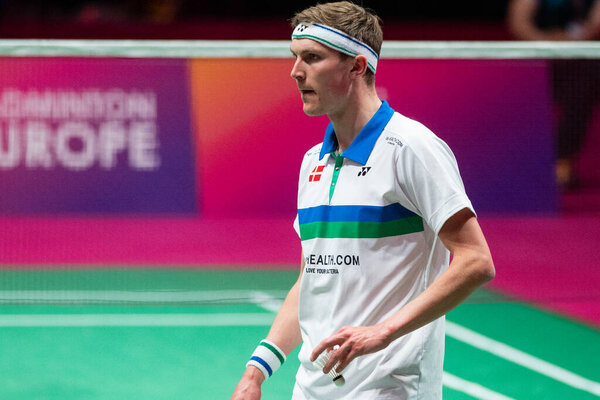 КИЕВ, Украина - 30 апреля 2021 года: Виктор Аксельсен во время матча по бадминтону. Чемпионат Европы 2020. Четвертьфинальный раунд. 