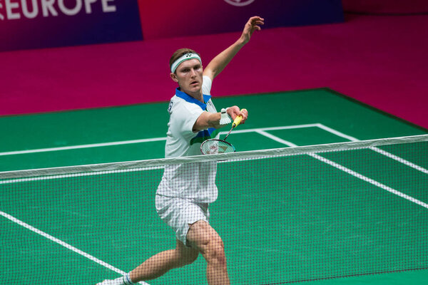 КИЕВ, Украина - 30 апреля 2021 года: Виктор Аксельсен во время матча по бадминтону. Чемпионат Европы 2020. Четвертьфинальный раунд. 