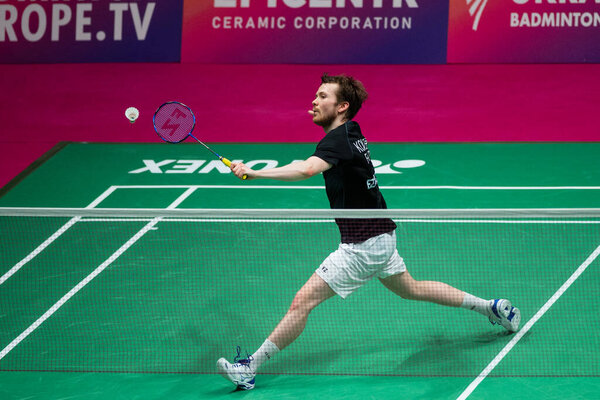 KYIV, UKRAINE - 30 апреля 2021: Томас ROUXEL во время матча бадминтона. Чемпионат Европы 2020. Четвертьфинальный раунд. 
