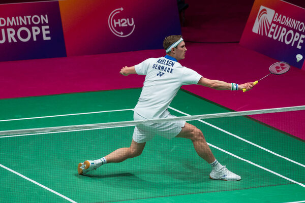 КИЕВ, Украина - 30 апреля 2021 года: Виктор Аксельсен во время матча по бадминтону. Чемпионат Европы 2020. Четвертьфинальный раунд. 