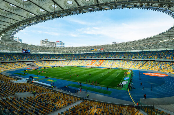 КИЕВ, УКРАИНА - 1 мая 2021 года: NSC Olympic. Футбольный матч ФК "Шахтер" - Днепр-1