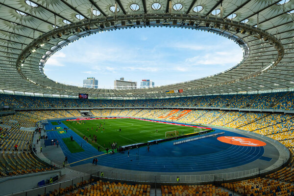 КИЕВ, УКРАИНА - 1 мая 2021 года: NSC Olympic. Футбольный матч ФК "Шахтер" - Днепр-1