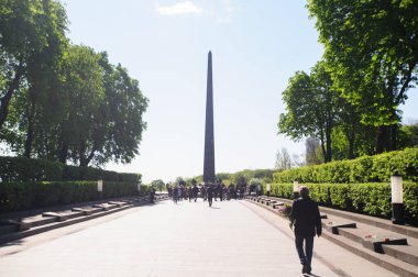 KYIV, UKRAINE - 9 Mayıs 2015. Zafer Günü. Zafer Parkı. Zafer Günü 'nün 76. yıldönümü. İkinci Dünya Savaşı 'nda ölen askerlerin anıtı..