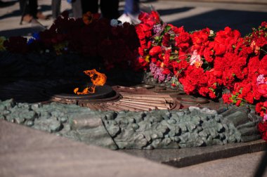 KYIV, UKRAINE - 9 Mayıs 2015. Zafer Günü. Zafer Parkı. Zafer Günü 'nün 76. yıldönümü. İkinci Dünya Savaşı 'nda ölen askerlerin anıtı..
