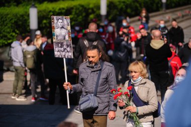 KYIV, UKRAINE - 9 Mayıs 2015. Zafer Günü. Zafer Parkı. Zafer Günü 'nün 76. yıldönümü. İkinci Dünya Savaşı 'nda ölen askerlerin anıtı..