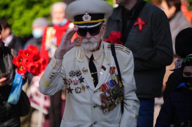 KYIV, UKRAINE - 9 Mayıs 2015. Zafer Günü. Zafer Parkı. Zafer Günü 'nün 76. yıldönümü. İkinci Dünya Savaşı 'nda ölen askerlerin anıtı..