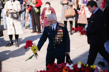KYIV, UKRAINE - 9 Mayıs 2015. Zafer Günü. Zafer Parkı. Zafer Günü 'nün 76. yıldönümü. İkinci Dünya Savaşı 'nda ölen askerlerin anıtı..
