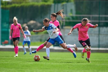 KHARKIV, UKRAINE - 14 Mayıs 2021: Kadın futbol maçı Zhilstroi-2 Voshod 'a karşı. Halka açık etkinliklere izin var. CV salgını sırasında Avrupa futbol maçı.