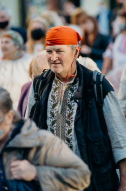 KHARKIV, UKRAINE - 19 Mayıs 2021: Vishivanok Mart, Ukrayna uyruklu etnik kıyafetler