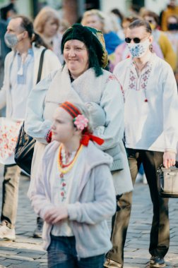 KHARKIV, UKRAINE - 19 Mayıs 2021: Vishivanok Mart, Ukrayna uyruklu etnik kıyafetler