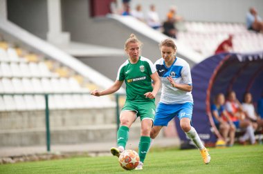 KHARKIV, UKRAINE - 29 Mayıs 2021: Kadın futbol maçı Zhilstroi-2 - Karpaty. Halka açık etkinliklere izin var. CV salgını sırasında Avrupa futbol maçı.